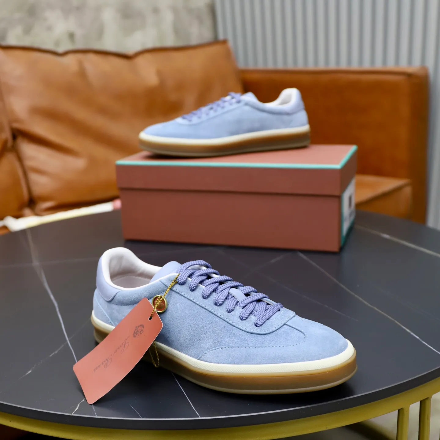 Ex-factory price: 560💰Loro Riana men’s moral training sneakers! Made from high-quality materials and designed in a low-cut silhouette, it offers an elegant and stylish look that's suitable for year-round wear. The unique double-layer sole aesthetic design, caramel cup-shaped outsole is decorated with off-white rubber trim, creating an attractive color combination. Pair with tailored pieces or jeans for a sophisticated yet casual look. The heel is decorated with soft cow leather tongue with Kummel color inserts and cotton laces with embossed LP logo. Upper: cow split suede. Lining: original thickened soft sheepskin. Size: 38-39-40-41-42-43-44 (customized in 45.46)